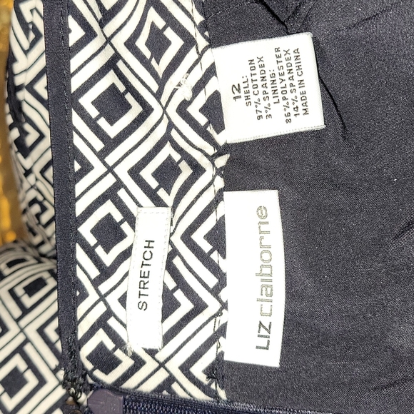 Liz Claiborne Women's Stretch Skirt with built in shorts. Size 12 - Picture 8 of 8